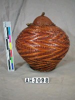 藏品(有蓋陶器外編竹籃)的圖片